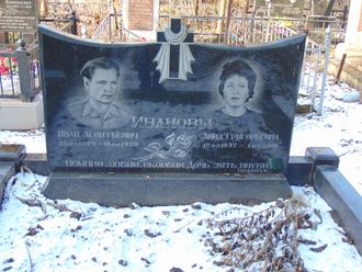 На фото двойной памятник на могилу семейный в виде крыльев в СПб