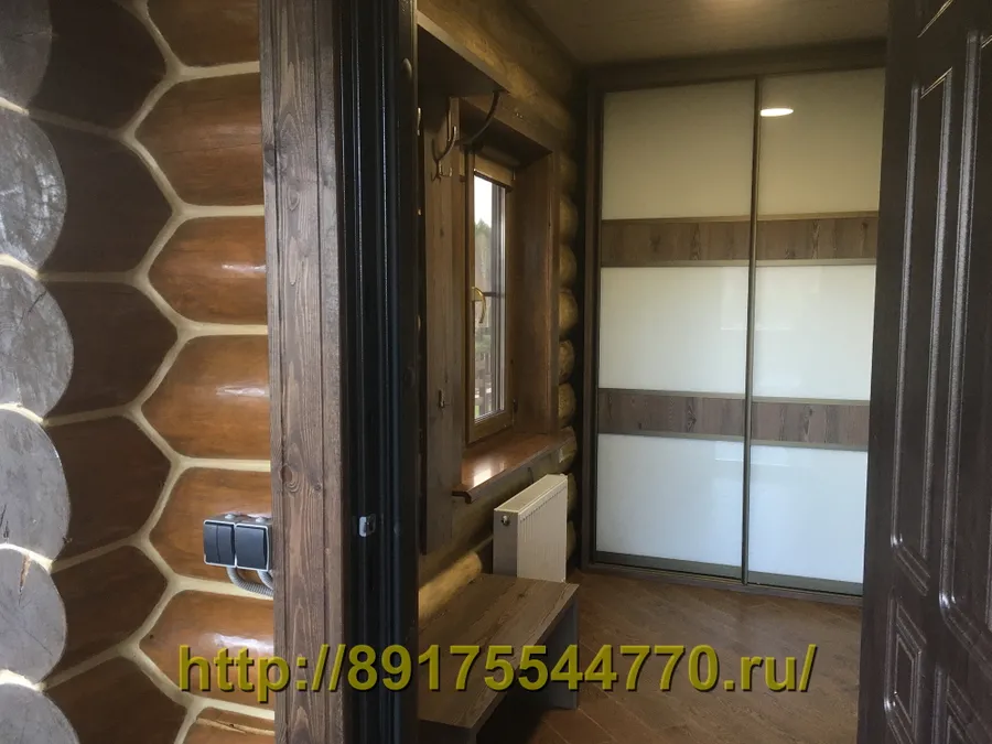 004 Встроенный шкаф-купе.
Вставки дверей: 
- Стекло Лакобель /Lacobel/ 9010 
- ЛДСП Egger H3408 ST38 28 Лиственница горная коричневая термо
