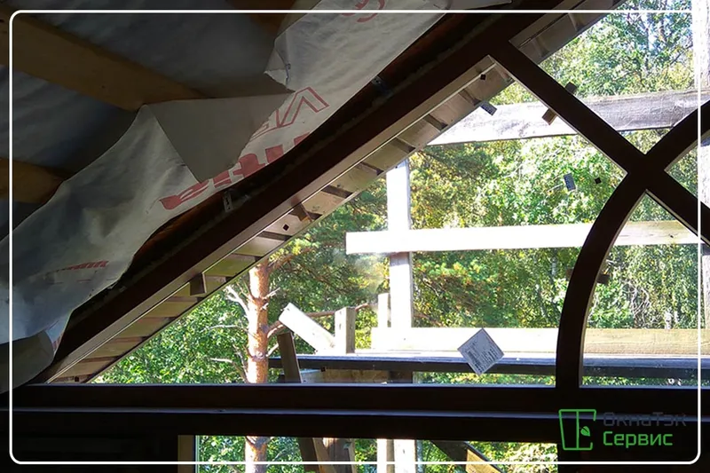 Новый стеклопакет нестандартной формы в окне пвх