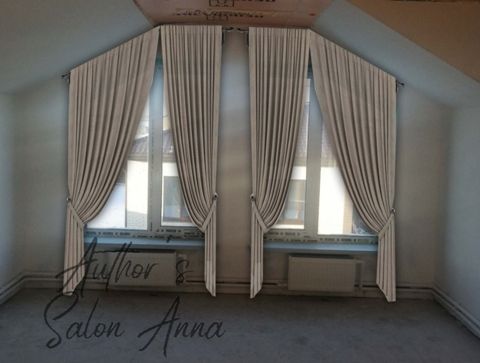 Фото окна с выполненным на нём эскизом штор