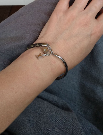 (АРТИКУЛ: 9658/83) БРАСЛЕТ ЖЕНСКИЙ, НЕРЖАВЕЮЩАЯ СТАЛЬ/ИСКУССТВЕННАЯ КОЖА, С ПОДВЕСКАМИ, НА МАГНИТЕ