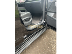 Пороги алюминиевые "Slim Line Black" 2020 мм ТСС для Volkswagen Teramont Pro 2025- (Китай)