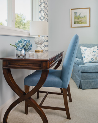 Настольная лампа основание в виде артишока и абажуром из льна.