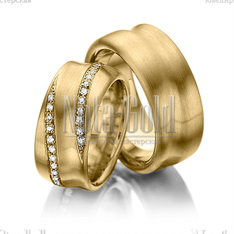 Обручальные кольца широкие из желтого золота с бриллиантами в женском кольце с волнистым профилем