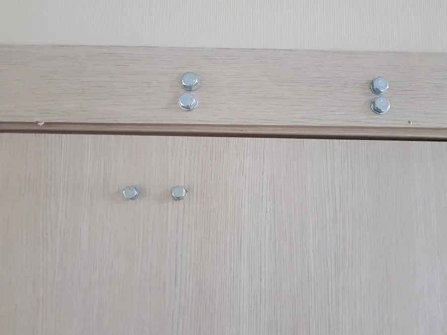 Пришлось крепить насквозь так как двери картонные )