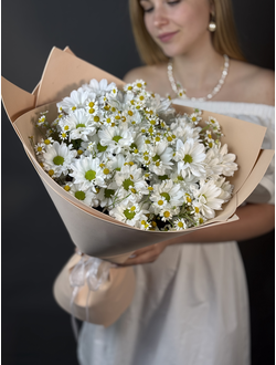 Букет из ромашек и хризантемы