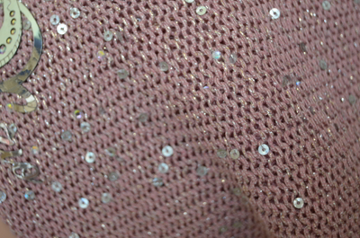 Розовый берет с пайетками и украшением фото