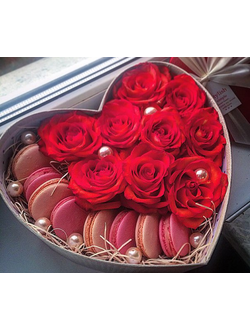 Коробочка сердце с розами и макарунами