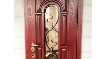 Входная стальная дверь со стеклопакетом и кованой решёткой. дверные накладки из массива ясеня.  пос. малиновка