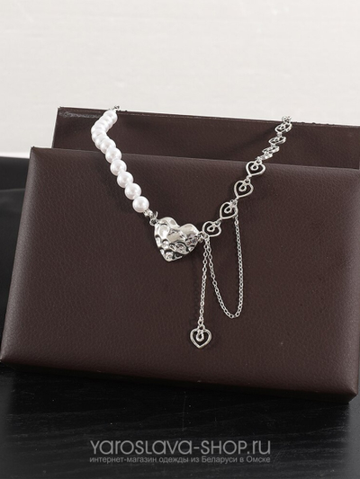 Ожерелье из жемчуга и серебра  с подвеской из мятого металла