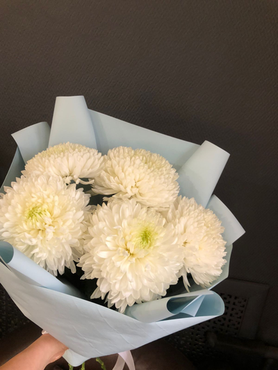 Классический букет из 5 белых хризантем Magnum White