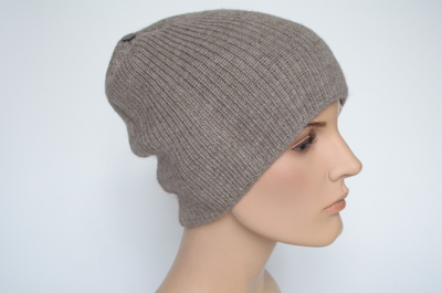 shapka-iz-alpaka-i-shelka-vizio-italiya-bezhevaya-s-ukrasheniem