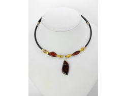 Колье на пружине с янтарем и бижутерией