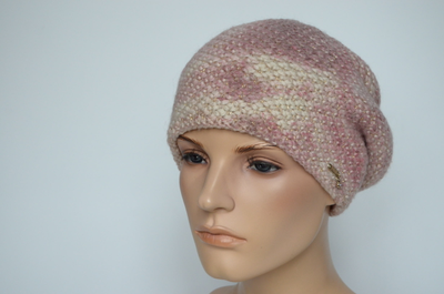 Женский берет под питона вязаный