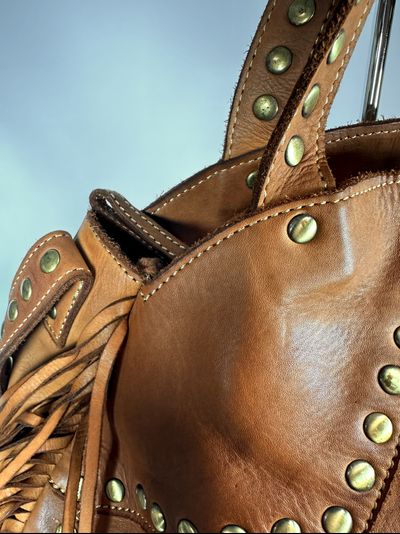 Женская сумка из натуральной вареной кожи с бахромой и заклепками Vera Pelle M&amp;Marie 026870 CAMEL