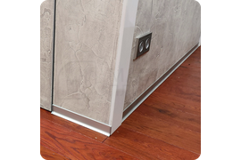 Пример установки плинтуса ПЛ 40 в офисе — практичное и эстетичное решение.