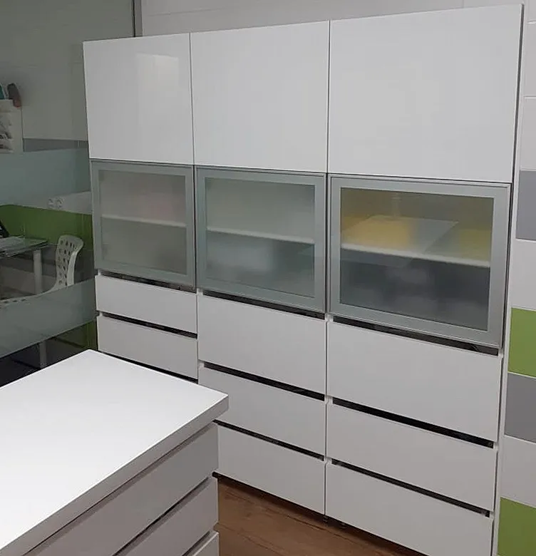 013 Фасады: МДФ белый глянец и алюминиевый профиль широкий