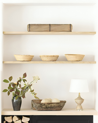 Деревянная настольная лампа с белым абажуром из хлопка.