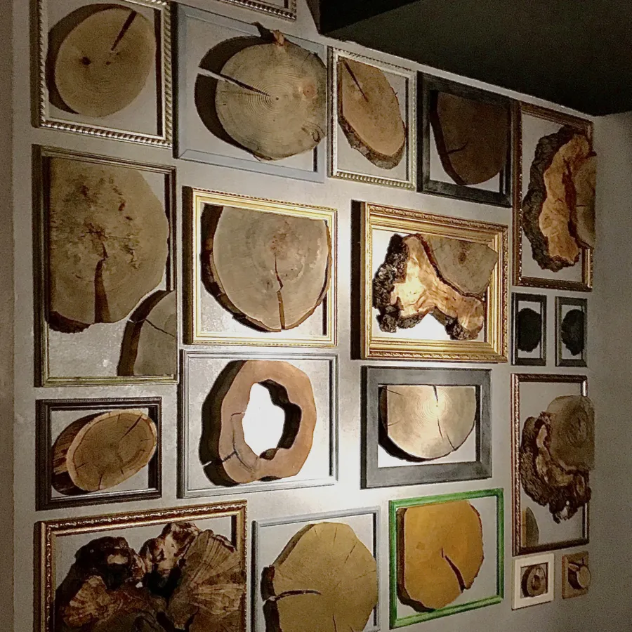 Декор стен в ресторане спилами необычной формы и винтажными рамами. Ресторан "Розмарин", г.Курган. Работа spilcenter.com