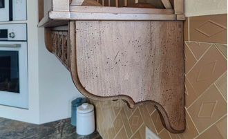 Навесной шкаф с отделением для тарелок.