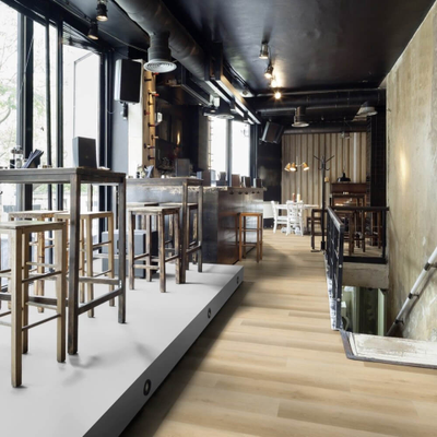 Виниловый пол Wineo 600 Wood XL BarcelonaLoft RLC191W6 в интерьере ресторана