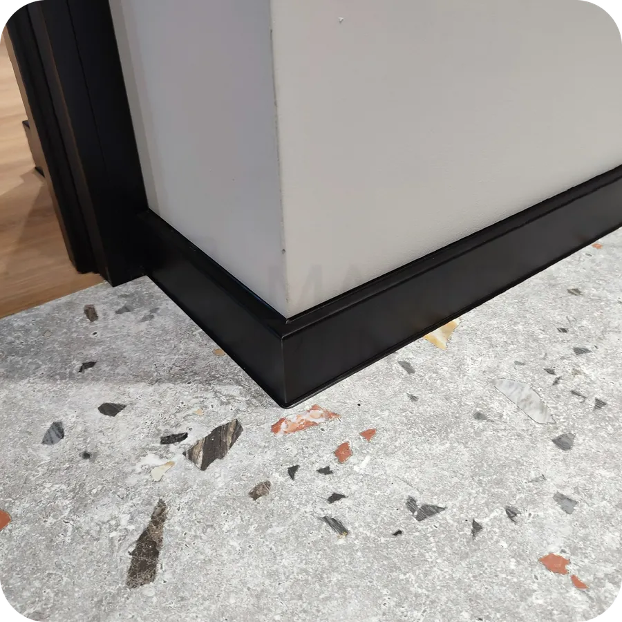 Изысканный декор: монтаж черного плинтуса Dollken Cubu Flex Life 80 - стильное дополнение к современному дизайну.