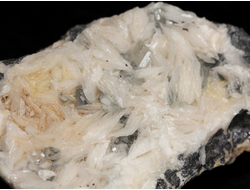 Церуссит, кристаллы на породе, Марокко (51*40*23 мм, 106 г) №28836