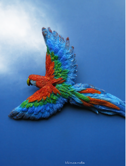 Брошь-птица "Ара, настоящий попугай" из термоглины с микробисером