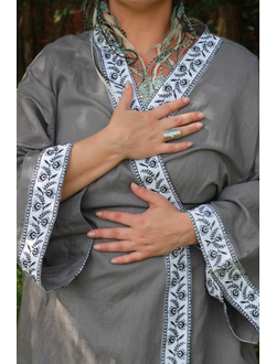 Халат-кимоно из конопли с вышивкой