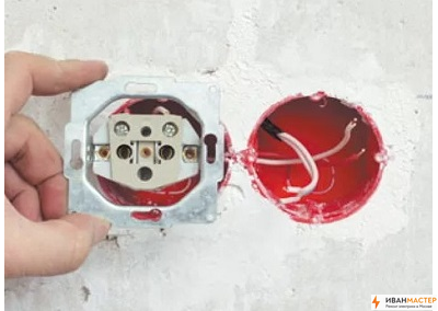 Установка розеток в два подрозетника в стене квартиры Москва ИВАНМАСТЕР