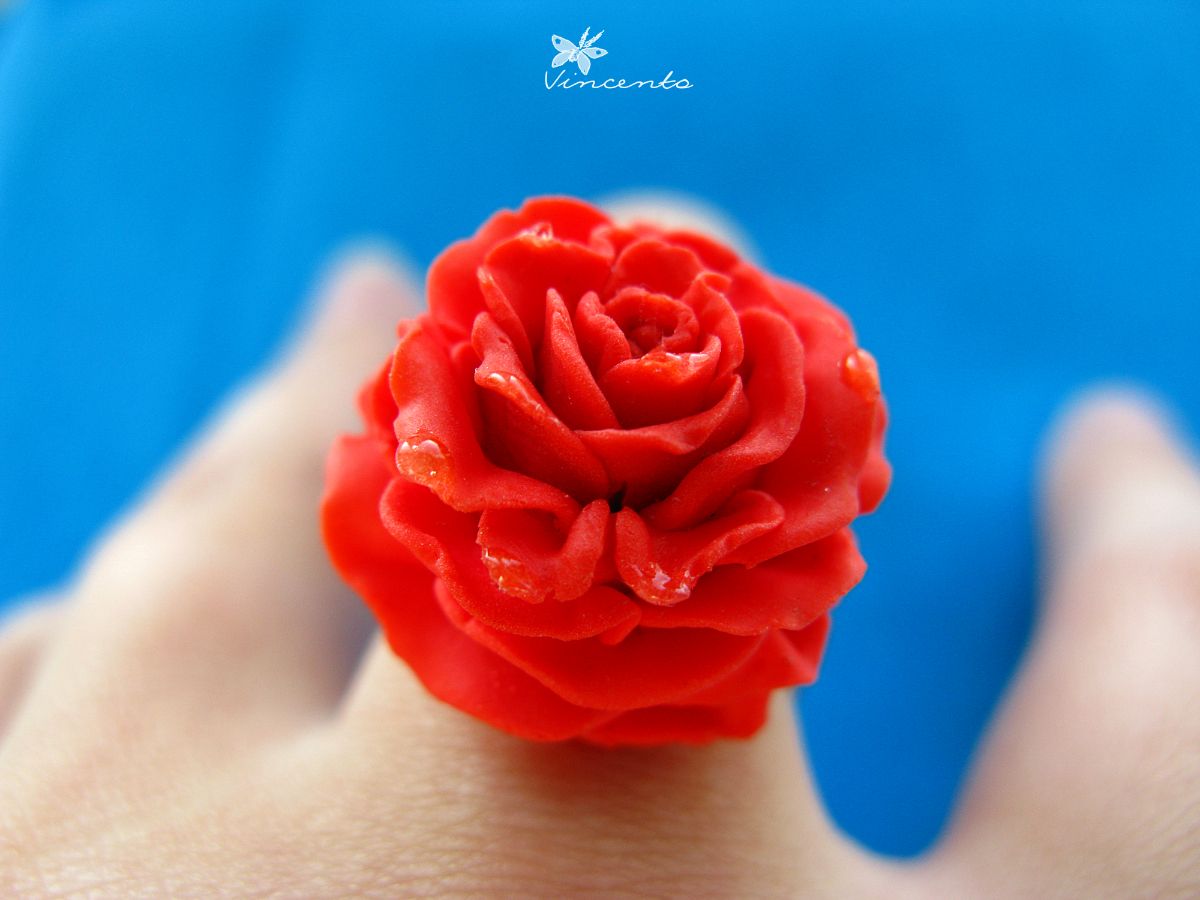 Яркое кольцо-цветок в виде розы с капельками росы
