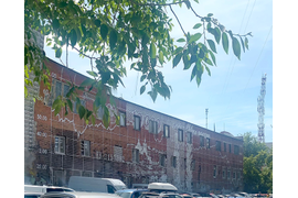 Фасад фабрики с улицы Челюскинцев