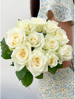 11 белых роз