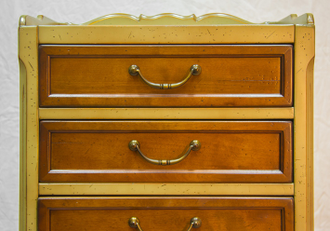 Комод с 6 выдвижными ящиками.