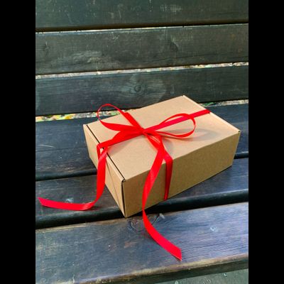 Подарочная коробка GILEV 22х16х8см с красной лентой и наполнителем