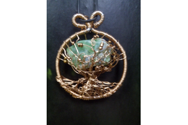 Амулет "Дерево жизни", камень - натуральный хризопраз.  Лечебные свойства хризопраза - при заболеваниях сердца и сосудов, легких, щитовидной железы и органов зрения. 