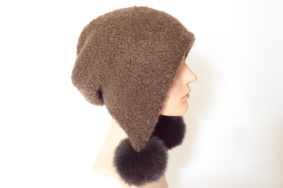 Вязаная шапка ушанка коричневого цвета фото