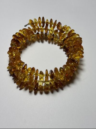 Браслет на пружине тройной из обработанного янтаря