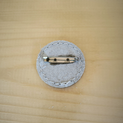 Значок "Миром правит любовь и..."