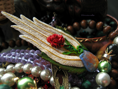 Роза Ветров. Необычная брошь с цветком и перьями из полимерной глины