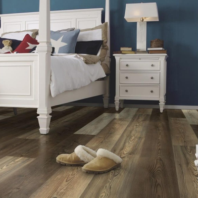 Биополы Purline Wineo 1500 Wood L Golden Pine Mixed PL077C в интерьере комнаты