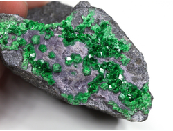 Уваровит кристаллы на породе, Урал (54*30*40 мм, 93 г) №25870