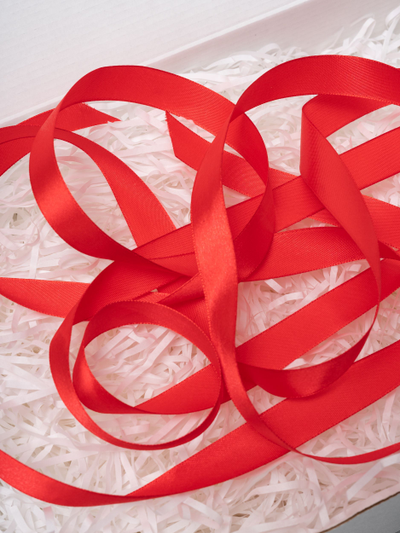 Белая подарочная коробка 32х22х10см с красной лентой и наполнителем