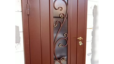 Входная дверь с кованой решёткой на стеклопакете. профильная конструкция с объёмной филёнкой. пос. малинки village