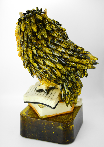 Сова с пером из Янтарных кабошонов на подставке