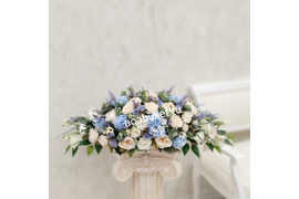 Композиция бело голубая из искусственных цветов вытянутой формы на стол №71