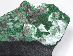 Уваровит кристаллы на породе, Кальцит, Урал (76*57*25 мм, 161 г) №25852