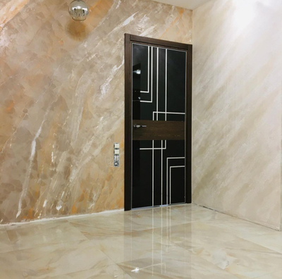 PRESTIGE. МОДЕЛЬ ULTRA 18,  ЧЕРНЫЙ LACOBEL, РИСУНОК ТРЕК/ АЛЮМИНИЕВАЯ КРОМКА ПО ТОРЦАМ  ДВЕРНОГО ПОЛОТНА