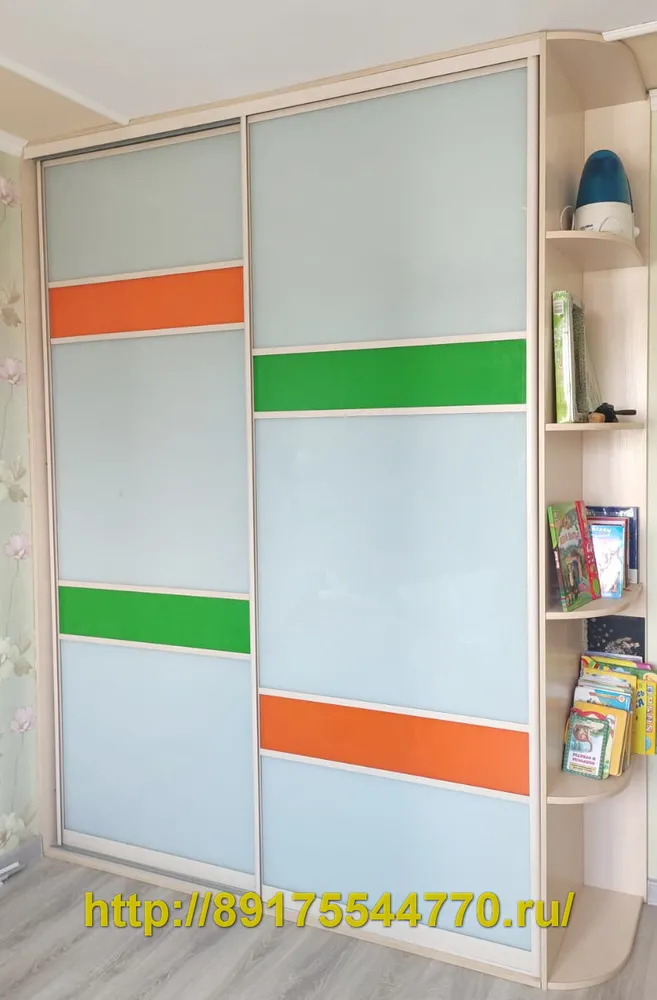 012 Шкаф-купе с угловыми полками в детскую комнату