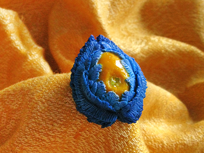 Яркая брошь с пёрышками "Волшебный персик"